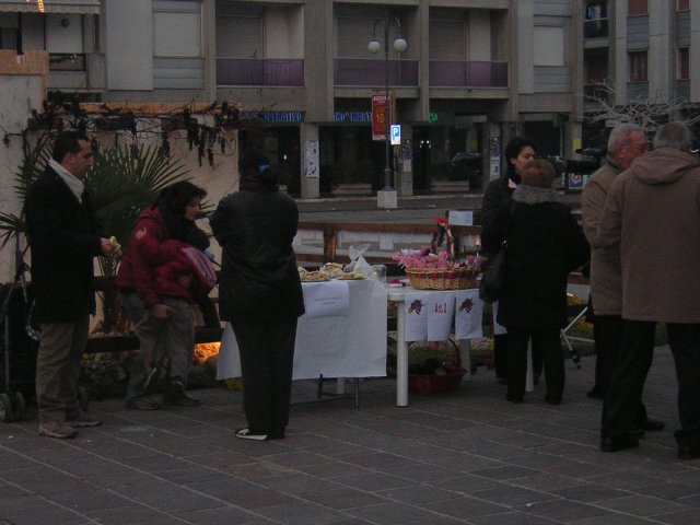 Lo stand dei genitori dell'asilo con le loro calze piene di dolciumi